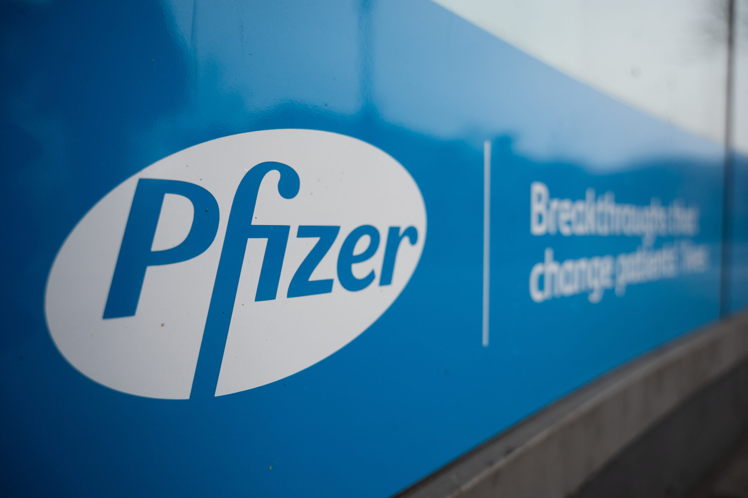 شركة Pfizer تطلب من إدارة الغذاء والدواء الإذن لإعطاء جرعات معززة للبالغين