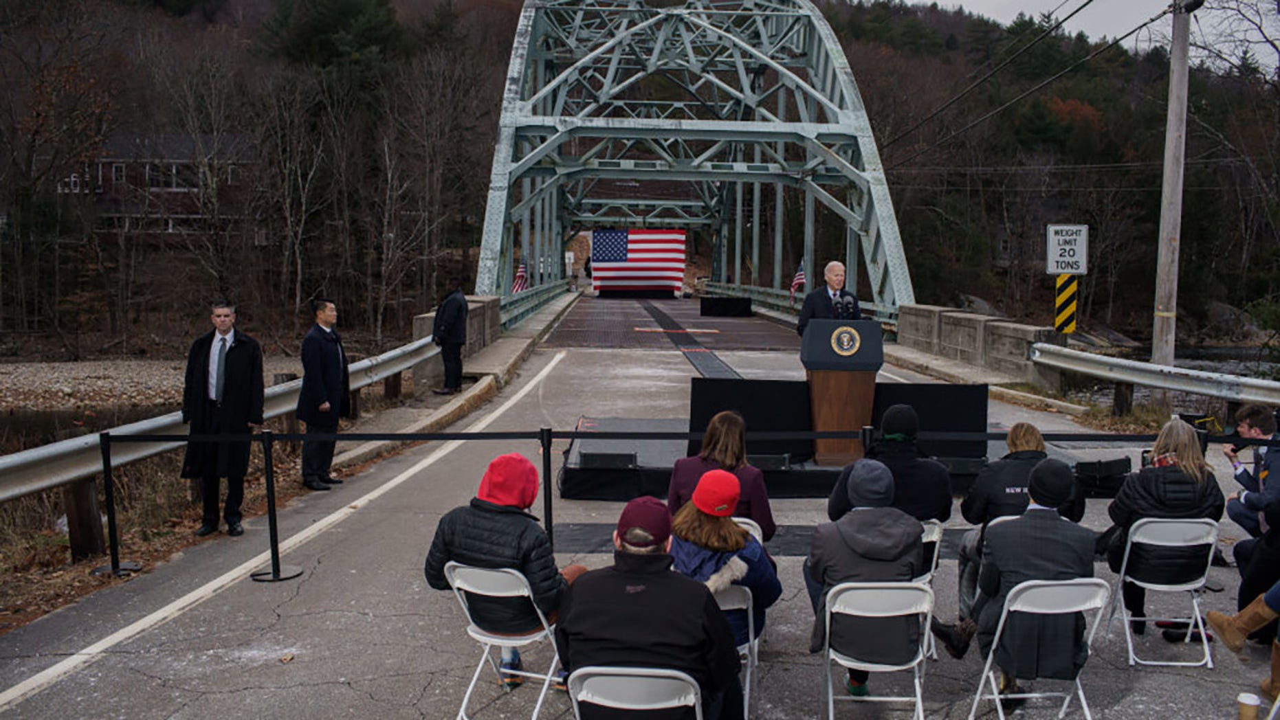 بايدن يزور جسر New Hampshire القديم للترويج لمشروع تطوير البنى التحتية