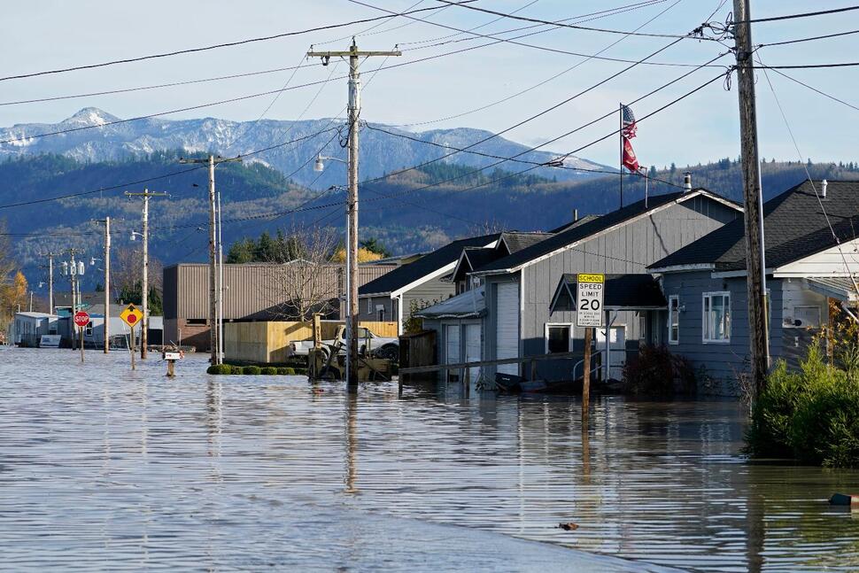 حاكم واشنطن يطلب مساعدة الحكومة الفيدرالية للسيطرة على الفيضانات