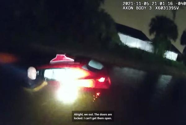 بالفيديو: شرطة فلوريدا تنقذ امرأة في اللحظات الأخيرة من سيارة غارقة