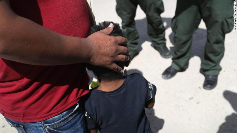 وزارة العدل توقف محادثات تسوية وضع العائلات المشتتة على الحدود