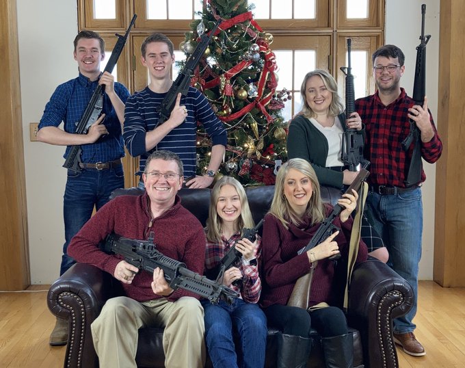 سياسي أمريكي ينشر صورة عائلية مليئة بالأسلحة بعد حادثة ميشيغان