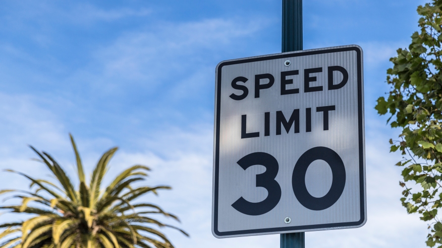 لوس أنجلوس تقترح قانوناً لتعديل الحد الأقصى لسرعة السيارات