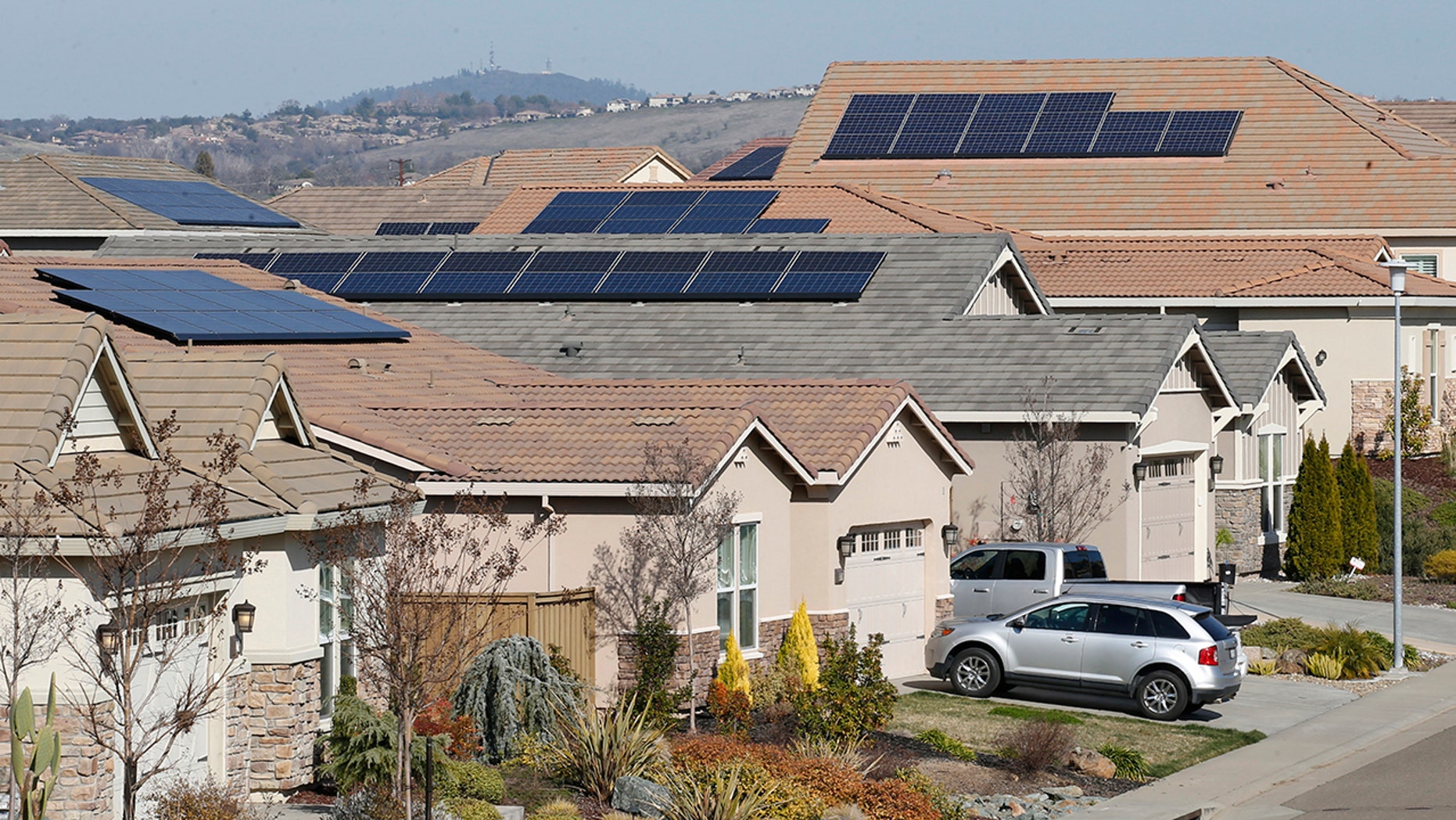 كاليفورنيا تدرس تخفيض الحوافز المتعلقة بألواح الطاقة الشمسية