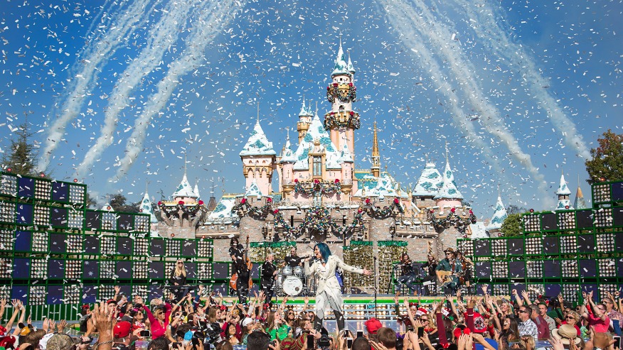 عروض مقدمة من Disneyland لسكان كاليفورنيا على مدار ثلاثة أيام