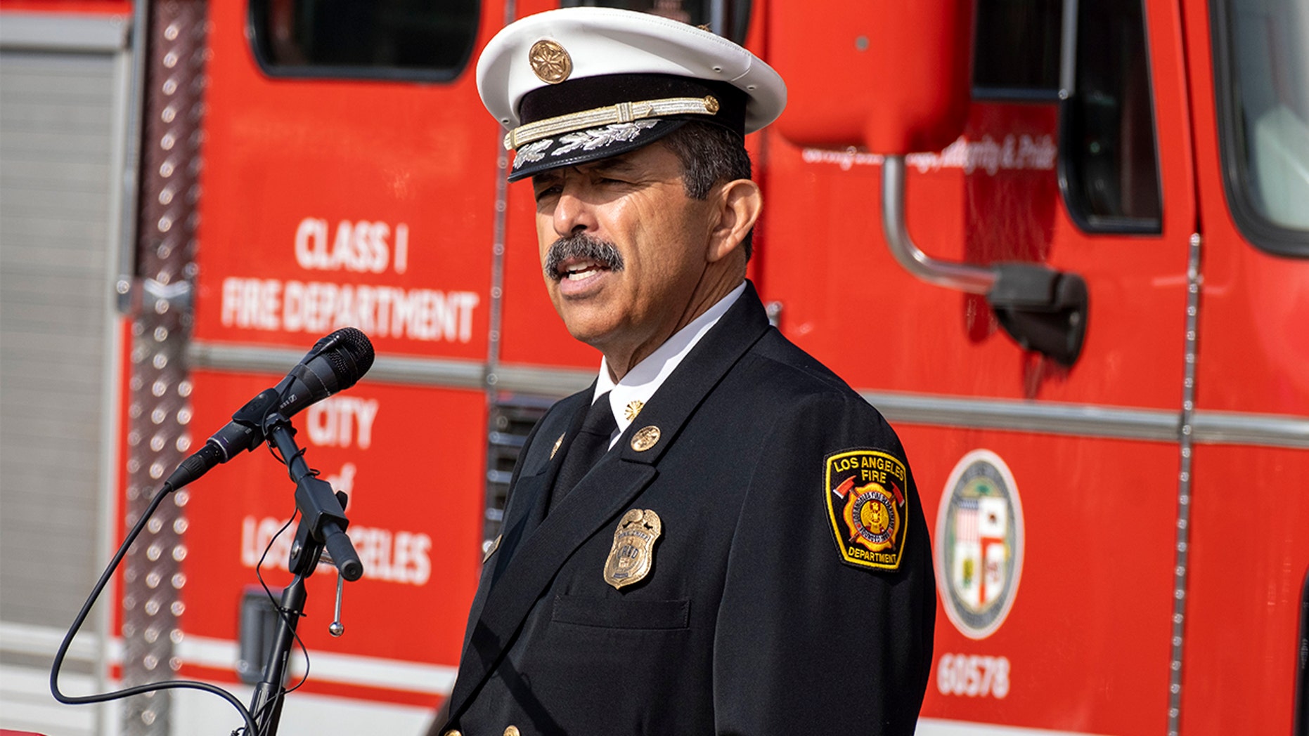 عدد من رجال الإطفاء في لوس أنجلوس بإجازة من دون أجر لرفضهم التلقيح
