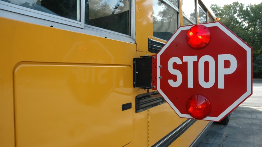 سيارة تصطدم بحافلة مدرسية وتدهس مجموعة من الأطفال في كاليفورنيا