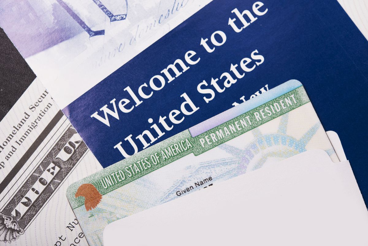 ما هي المدة التي يمكن قضاؤها خارج أمريكا بعد الحصول على البطاقة الخضراء
